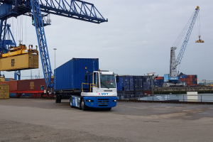UWT - persbericht - Eerste waterstof terminal trekker in Rotterdamse haven