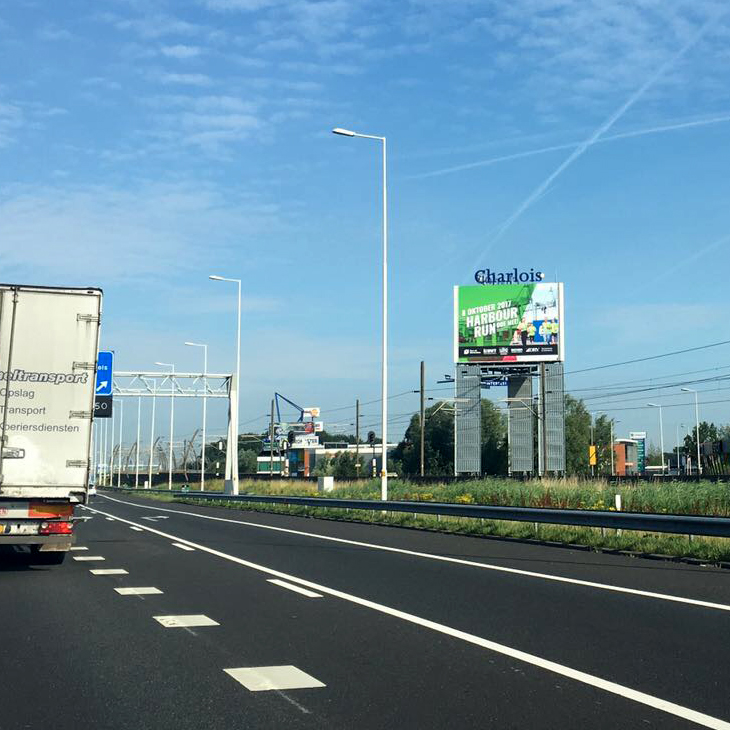 UWT-Team, Harbour Run-uiting op de snelweg reclamemast langs de A15