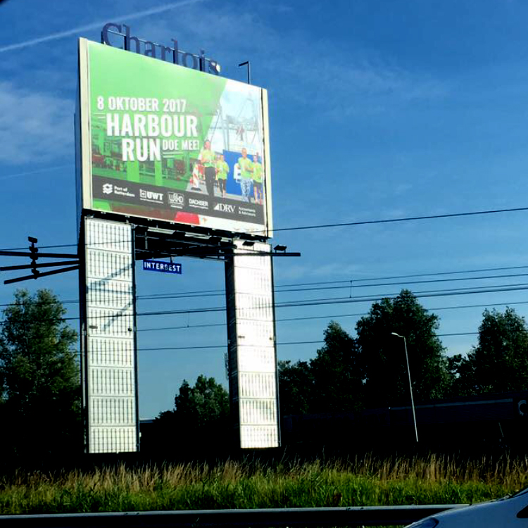 UWT-Team - Harbour Run-reclame op de snelweg reclamemast langs de A15